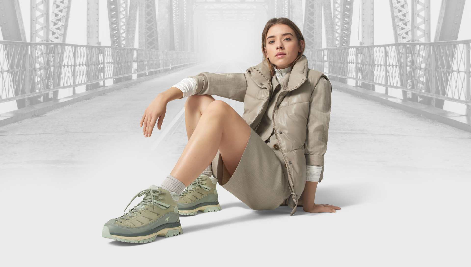 Frau auf Brücke mit Sneakers